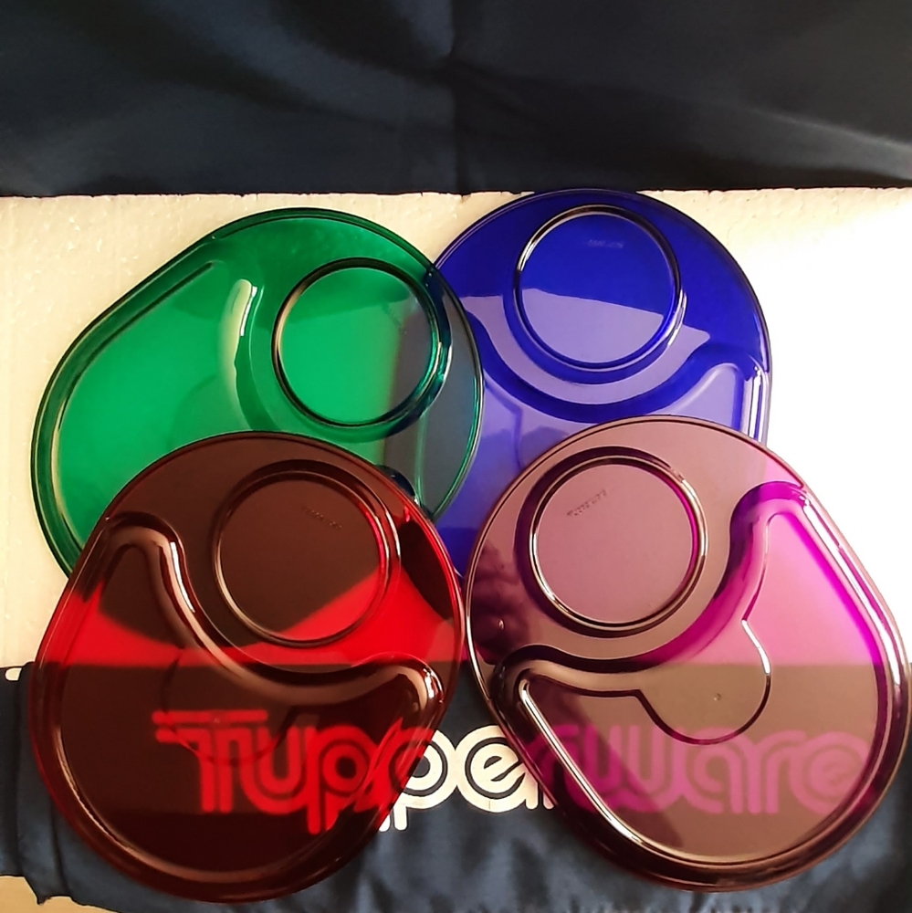 Tupperware Multicolor Divided Plates Set